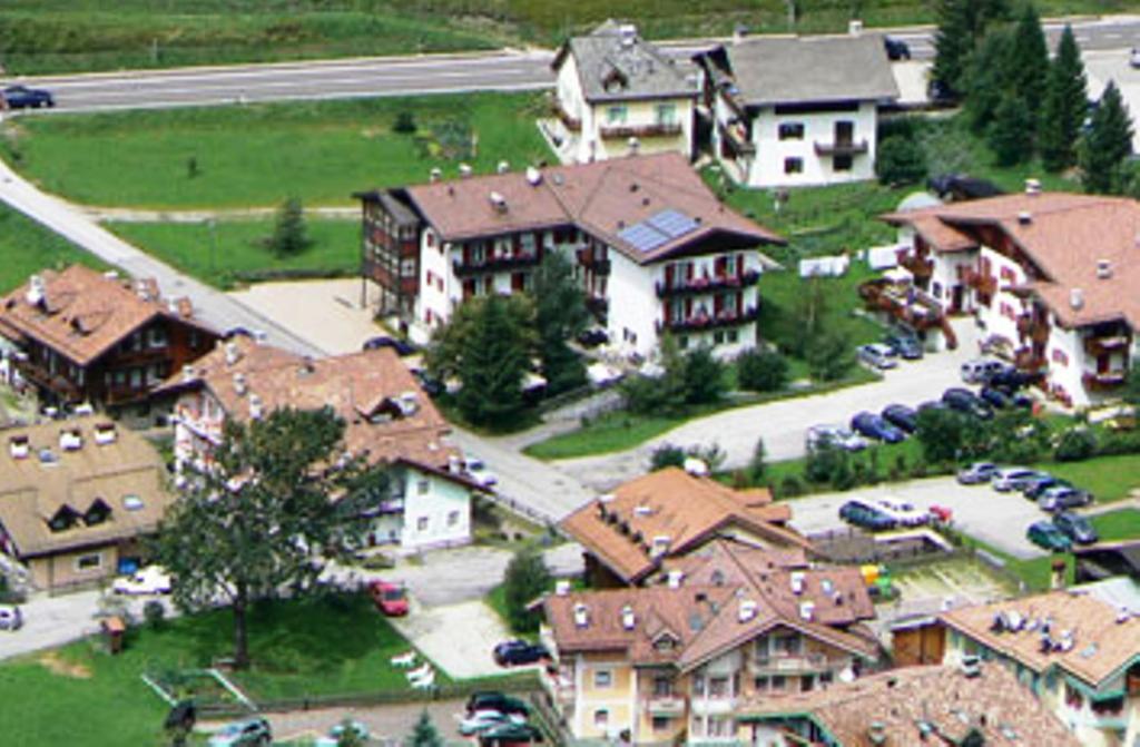 Hotel Garni Tyrolia à Campitello di Fassa Extérieur photo