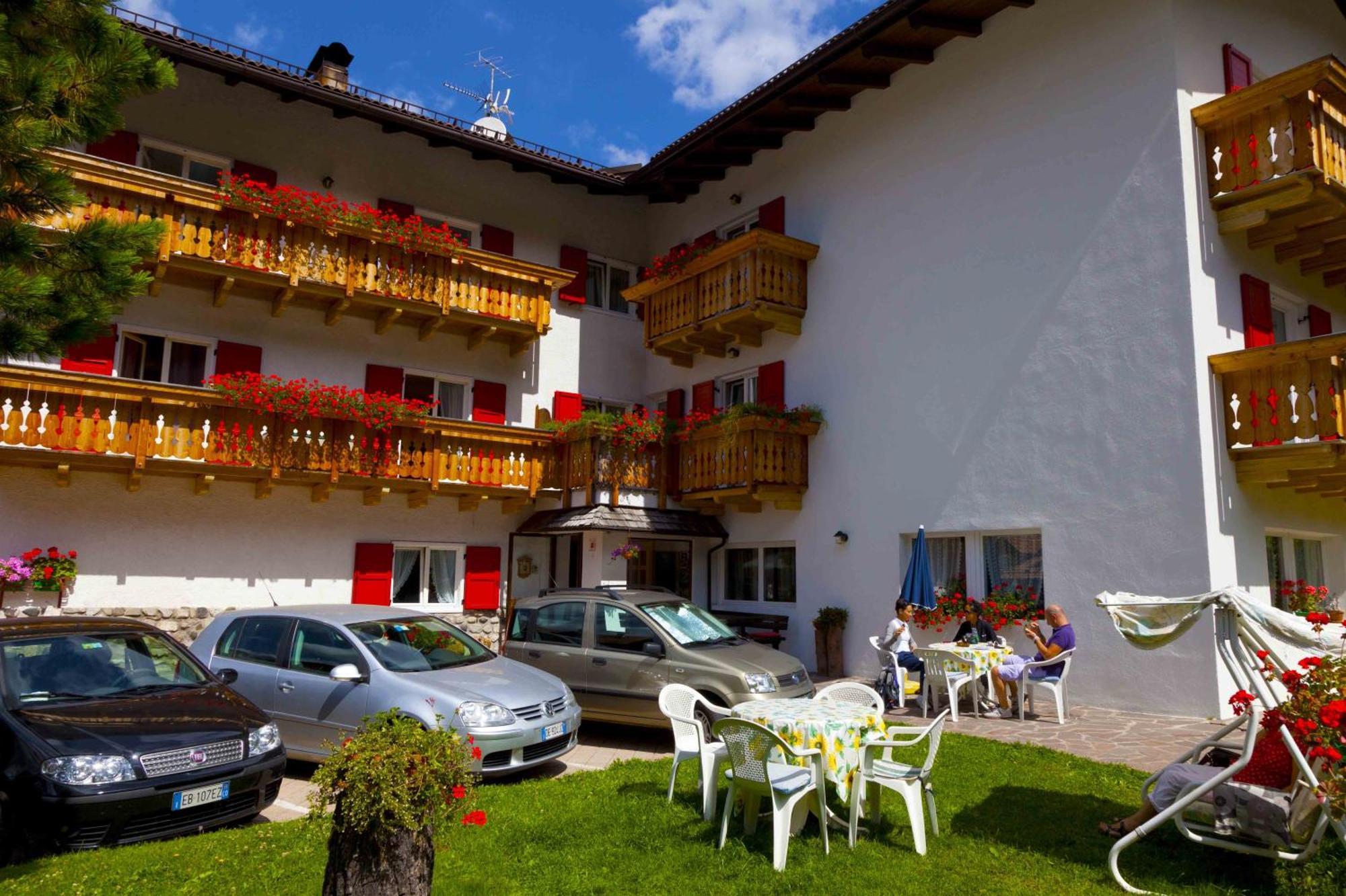 Hotel Garni Tyrolia à Campitello di Fassa Extérieur photo