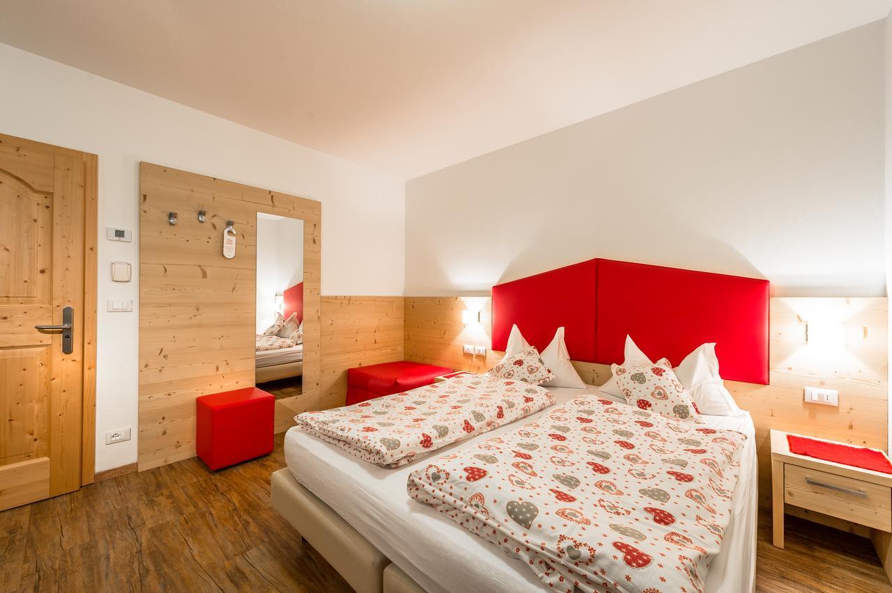 Hotel Garni Tyrolia à Campitello di Fassa Extérieur photo