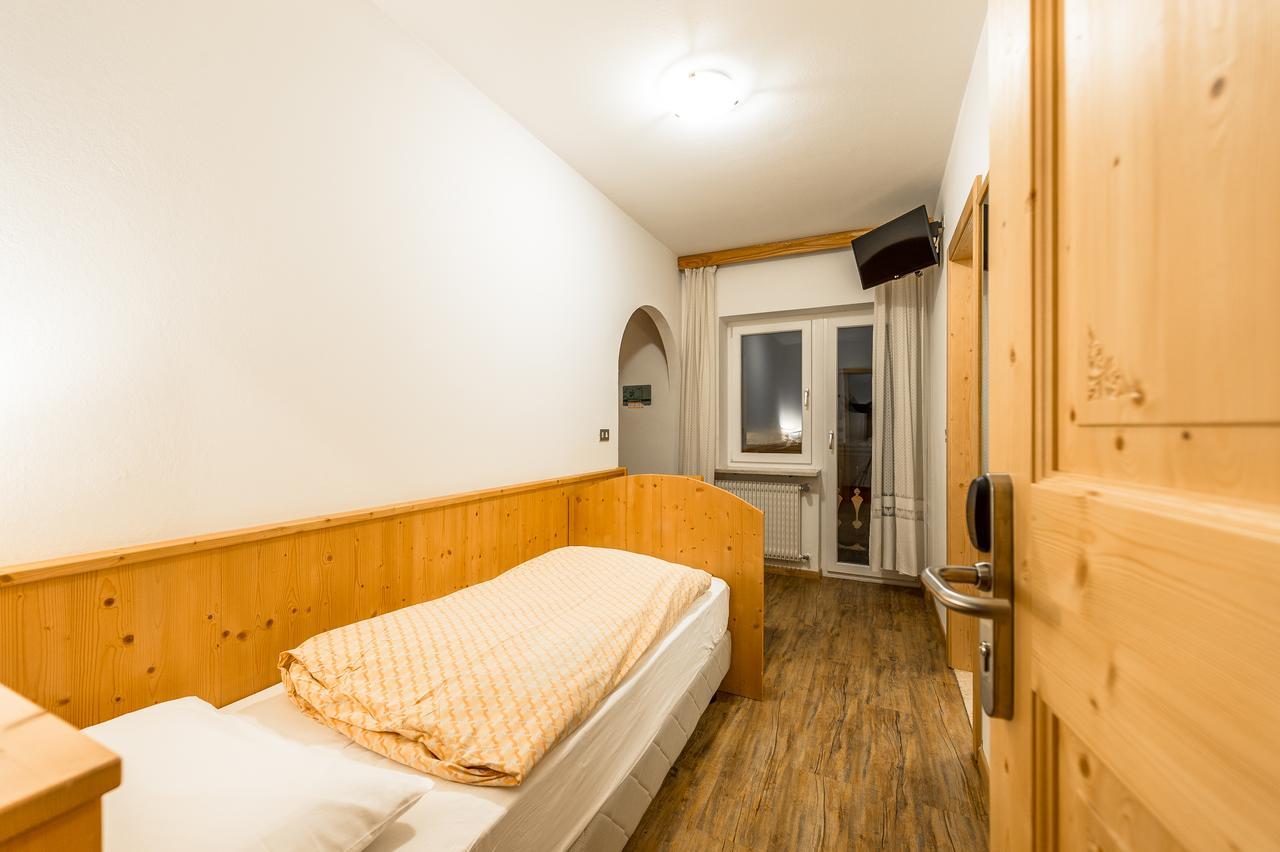 Hotel Garni Tyrolia à Campitello di Fassa Extérieur photo