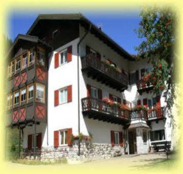 Hotel Garni Tyrolia à Campitello di Fassa Extérieur photo